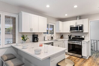 321 W Kalmia St in Fallbrook, CA - Foto de edificio - Building Photo