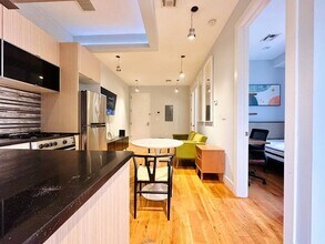 HDTV Room, Laundry, AC, 26 mins to Manhatt in Brooklyn, NY - Foto de edificio - Building Photo