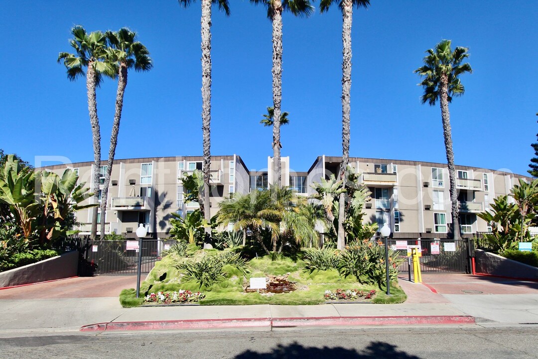 3050 Rue D’Orleans in San Diego, CA - Foto de edificio