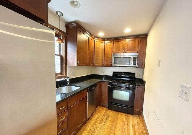 241 W 3rd St, Unit #2 in Boston, MA - Building Photo - Building Photo