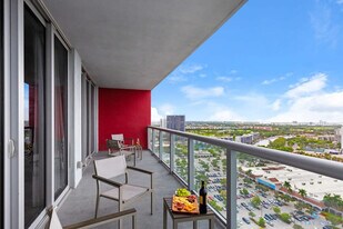 2602 E Hallandale Beach Blvd in Hallandale Beach, FL - Building Photo