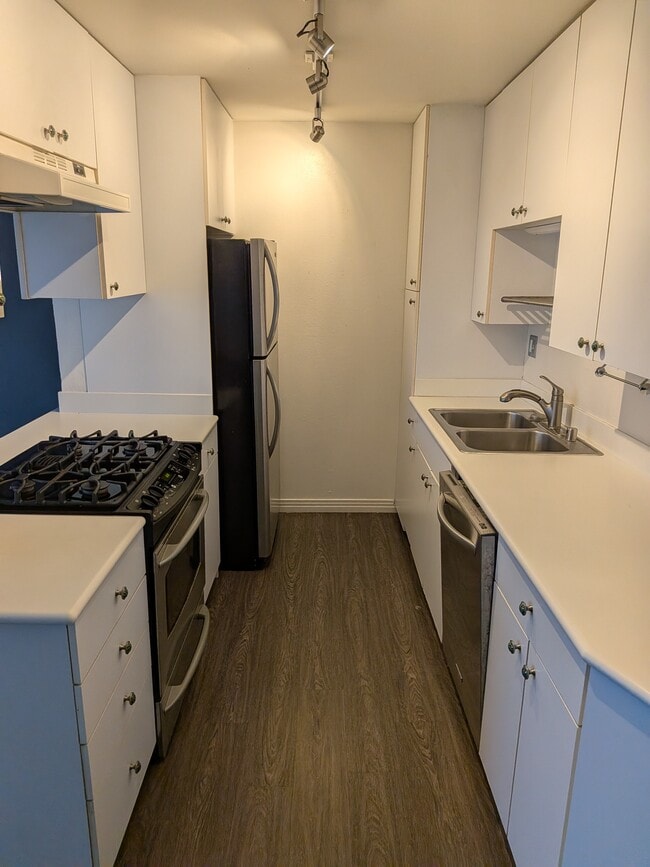 1600 Ardmore Ave, Unit 322 in Hermosa Beach, CA - Building Photo - Building Photo