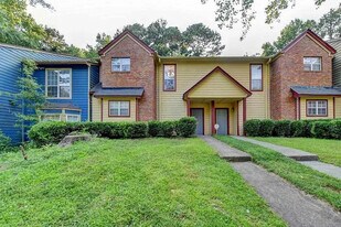 Room in Townhome on Mountain Springs Cir in Stone Mountain, GA - Building Photo