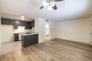 5000 Laurel Canyon Blvd in Valley Village, CA - Building Photo