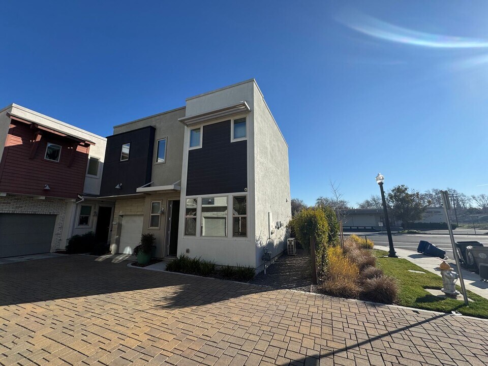 473 Crate Ave in Sacramento, CA - Building Photo