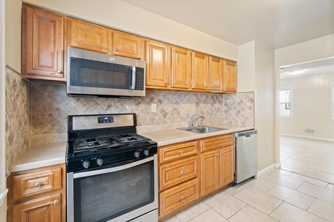36 Crossgate Rd in Jersey City, NJ - Building Photo - Building Photo