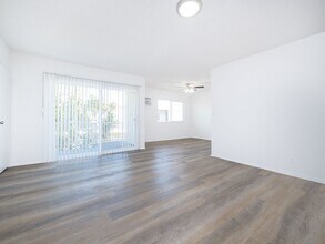 20317 Saticoy St in Winnetka, CA - Foto de edificio - Building Photo