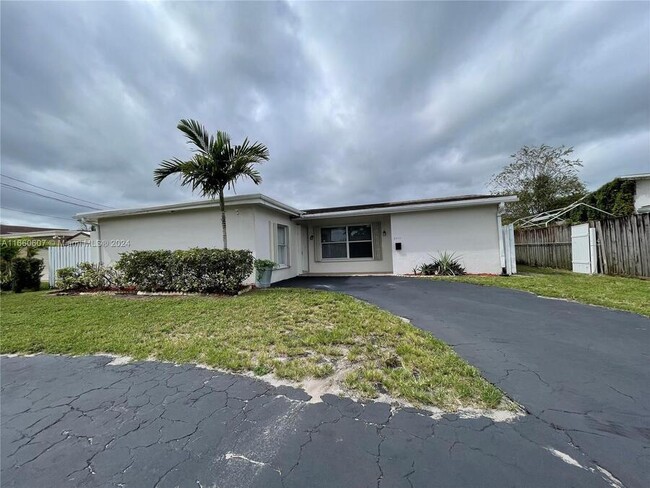 3414 W Lake Pl in Miramar, FL - Building Photo - Building Photo