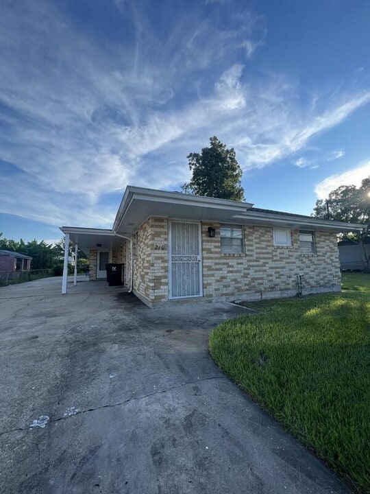 210 W Genie St in Chalmette, LA - Building Photo