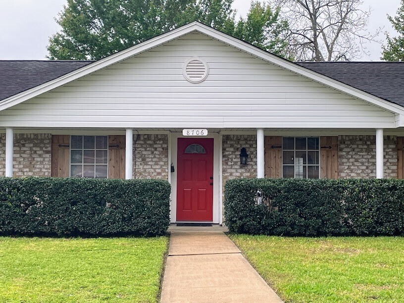 8706 Collingsdale Rd in La Porte, TX - Building Photo