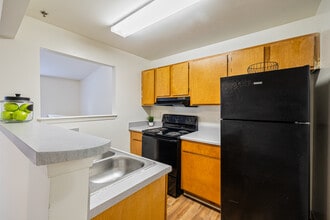 Terrace View Apartments in Colonial Heights, VA - Foto de edificio - Building Photo