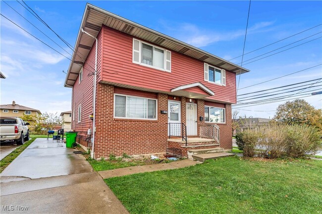 1392 E 263rd St in Euclid, OH - Foto de edificio - Building Photo