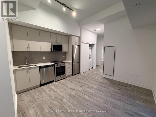 1005 Dundas St E in Oakville, ON - Building Photo - Building Photo