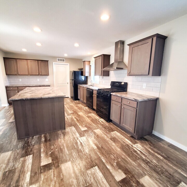 8027 Harbour Dr in Fair Haven, MI - Building Photo