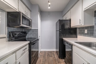 Waterside Apartments in Houston, TX - Building Photo