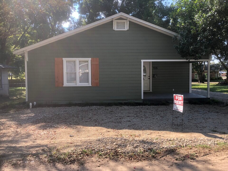 106 Matthews St in Athens, TX - Building Photo