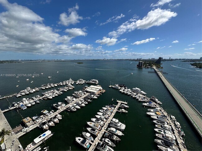 555 NE 15th St in Miami, FL - Building Photo - Building Photo