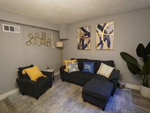 2364 Lilla Cir SW in Atlanta, GA - Foto de edificio - Building Photo