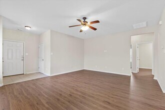 1001 Hyde Park Dr in Round Rock, TX - Foto de edificio - Building Photo