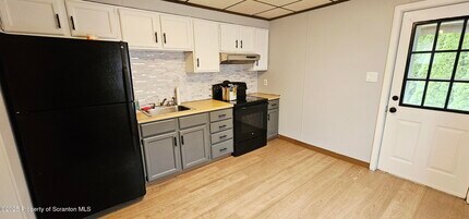212 Pine St in Old Forge, PA - Building Photo - Building Photo