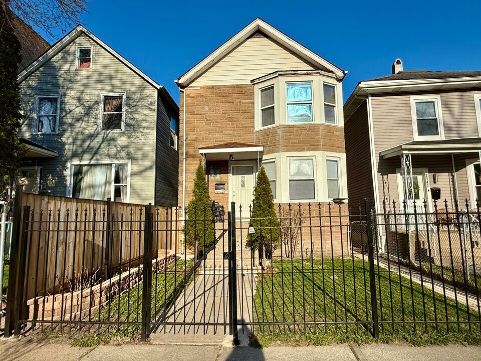 2151 N Kenneth Ave, Unit 1 in Chicago, IL - Building Photo