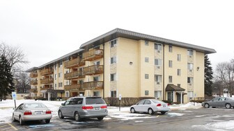2218 S Goebbert Rd in Arlington Heights, IL - Building Photo