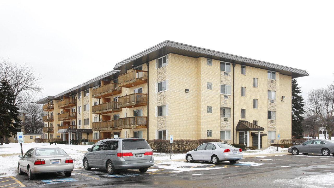 2218 S Goebbert Rd in Arlington Heights, IL - Building Photo