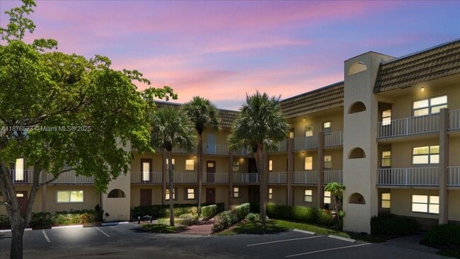 8345 Sunrise Lakes Blvd in Sunrise, FL - Building Photo - Building Photo