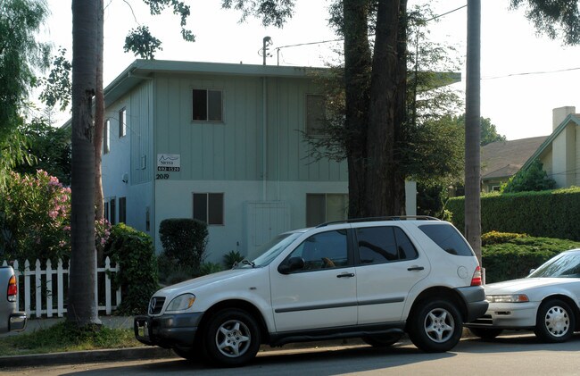 2019 Bath St in Santa Barbara, CA - Foto de edificio - Building Photo