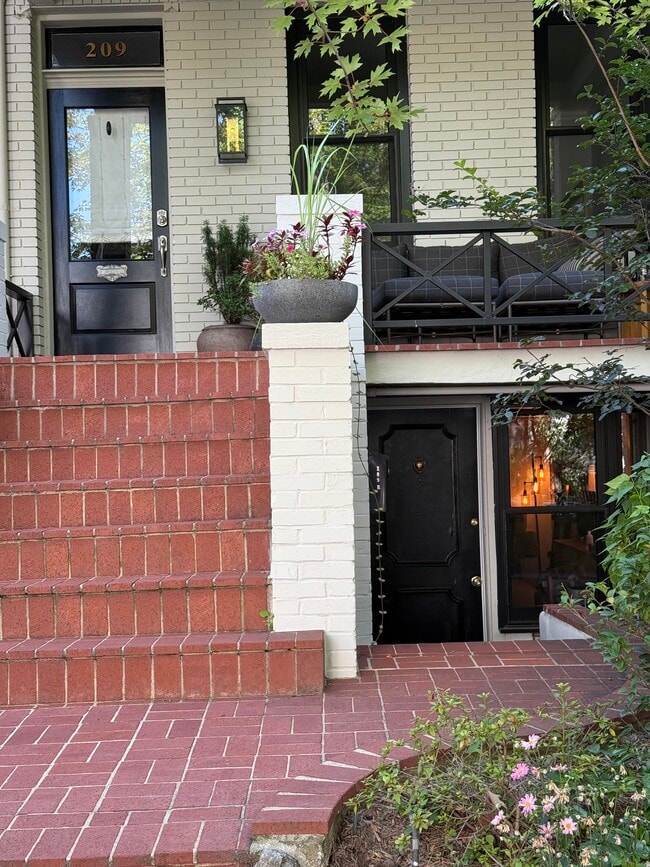 209 10th St NE, Unit B in Washington, DC - Foto de edificio - Building Photo