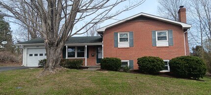 290 Hickory Dr in Christiansburg, VA - Building Photo - Building Photo