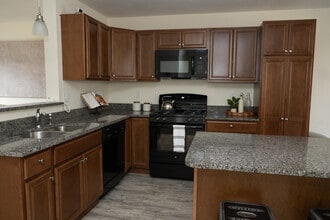 Hidden Oak Way in Manchester, NH - Foto de edificio - Building Photo