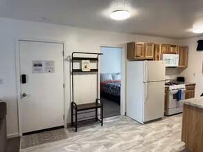 7447 Jewel Lake Rd in Anchorage, AK - Building Photo - Building Photo