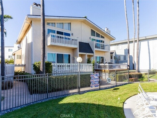 16276 Pacific Cir, Unit G5 in Huntington Beach, CA - Building Photo - Building Photo