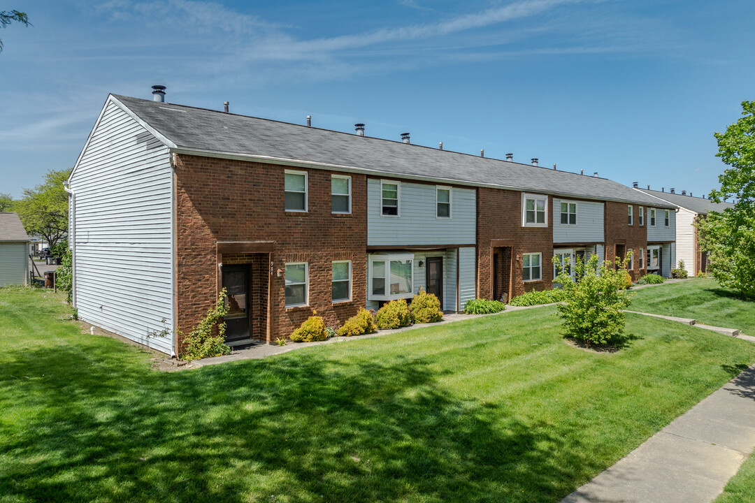 Cross Country Townhomes in Westerville, OH - Building Photo