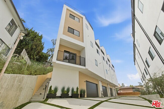 3845 Don Tomaso Dr in Los Angeles, CA - Building Photo - Building Photo