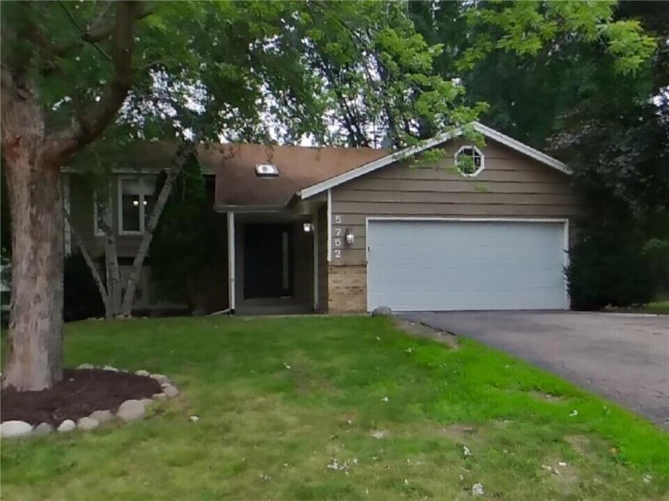 5752 W 134th St in Savage, MN - Building Photo