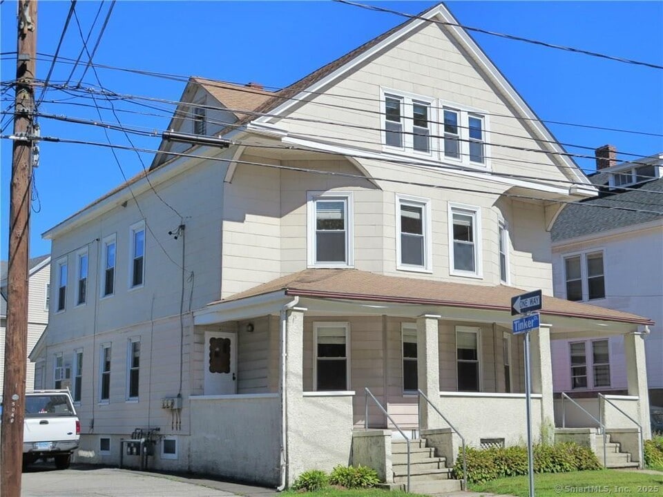 62 Montauk Ave in New London, CT - Building Photo