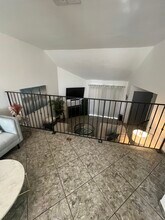 9601 Sylmar Ave, Unit 4 in Panorama City, CA - Foto de edificio - Building Photo