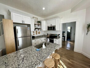 566 W 300 N in Salt Lake City, UT - Building Photo - Building Photo
