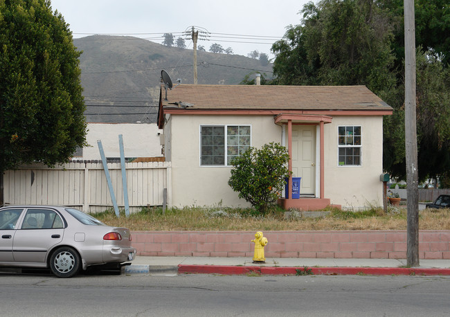 1208 N Olive St in Ventura, CA - Foto de edificio - Building Photo