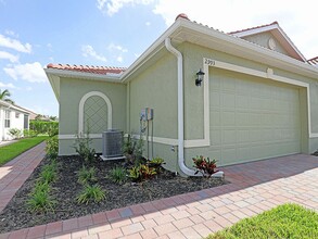 2993 Royal Gardens Ave-Unit -2993 Royal Gardens Avenue in Ft. Myers, FL - Building Photo - Building Photo