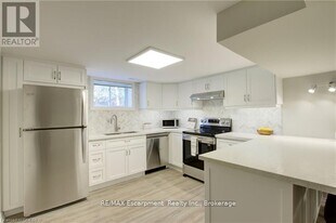 2093 Maplewood Dr in Burlington, ON - Building Photo