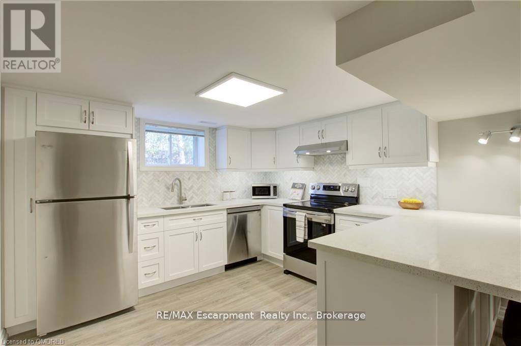 2093 Maplewood Dr in Burlington, ON - Building Photo