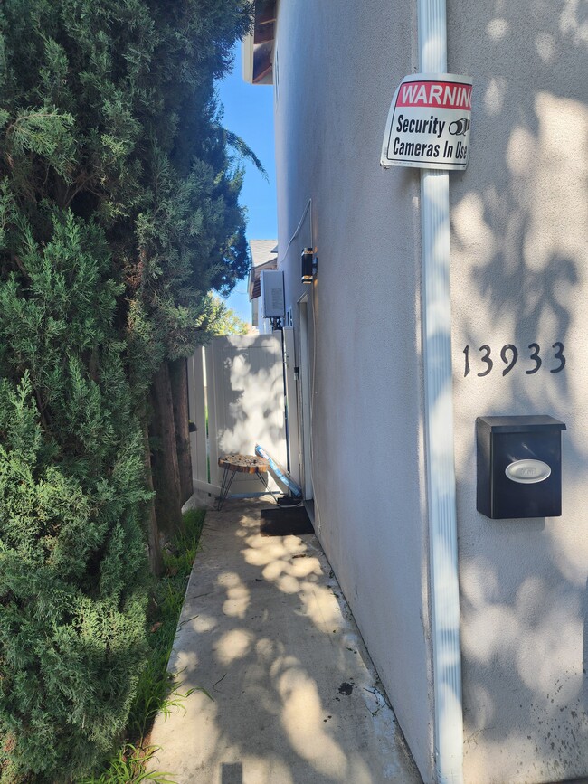 13933 Cantlay St in Van Nuys, CA - Foto de edificio - Building Photo