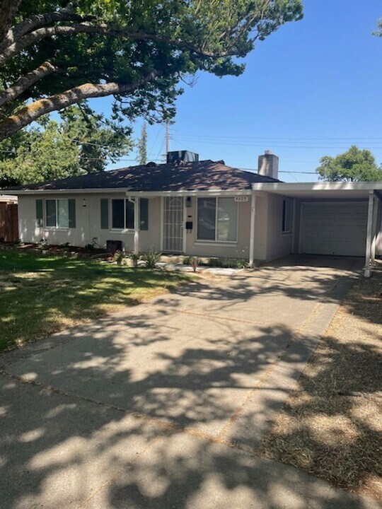 4805 61st St in Sacramento, CA - Building Photo