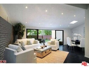 2100 Roscomare Rd in Los Angeles, CA - Building Photo - Building Photo