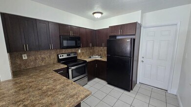 6134 SW 40th Ct in Miramar, FL - Building Photo - Building Photo