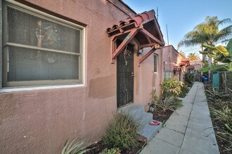 1036 N Heliotrope Dr in Los Angeles, CA - Building Photo - Building Photo