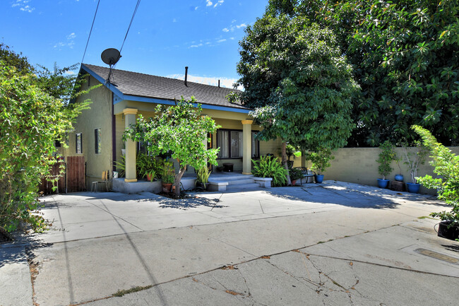 514-518 Rosemont Ave in Los Angeles, CA - Building Photo - Building Photo